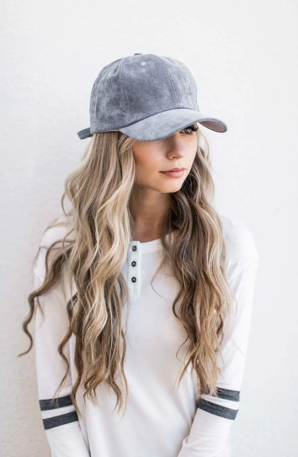 Baseball cap with long wavy hair extension - Image 3